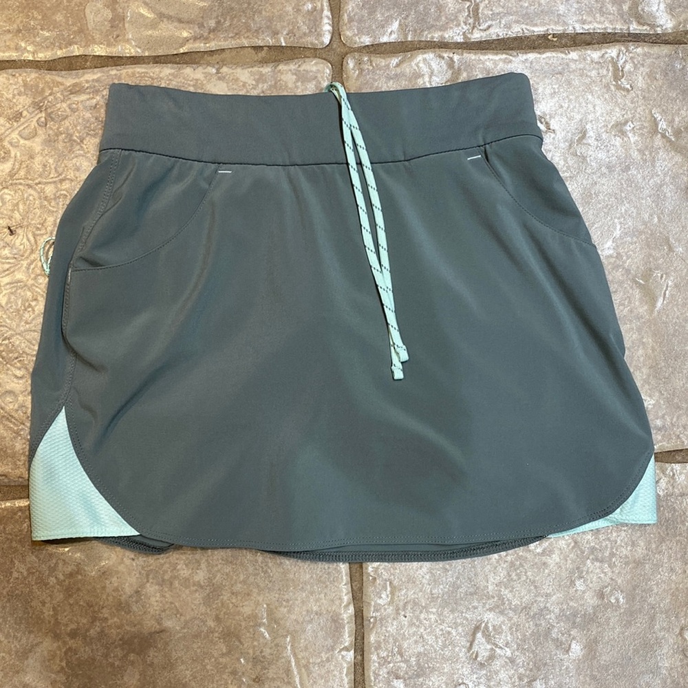 Skort. Worn a few times. Love it but have another one and don’t need two!